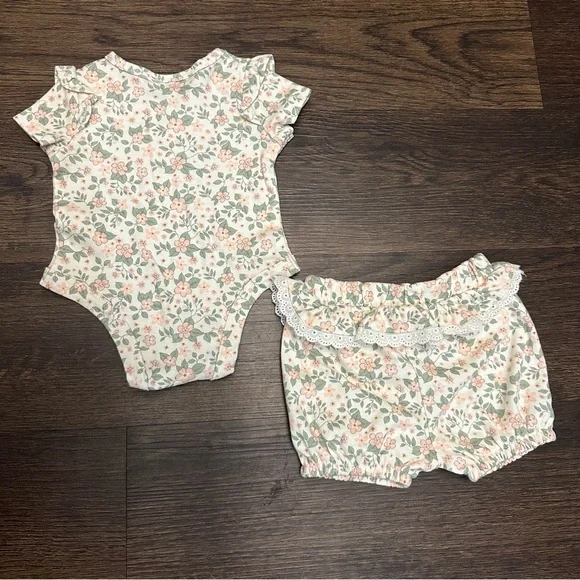 NWOT Nicole Miller Bodysuit and Shorts Set 0-3 Month Floral Ruffle Baby Girl - Picture 2 of 4